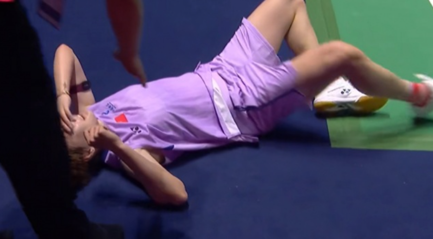 陈雨菲横扫安洗莹！赛后瘫倒在地并一瘸一拐，决赛复仇冲大满贯！